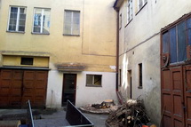 Odstranění jasanu ve světlíku domu, v historické části na Praze 1