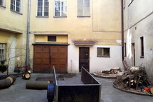 Odstranění jasanu ve světlíku domu, v historické části na Praze 1