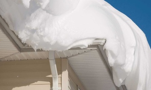 Shazování sněhu a ledu ze střech